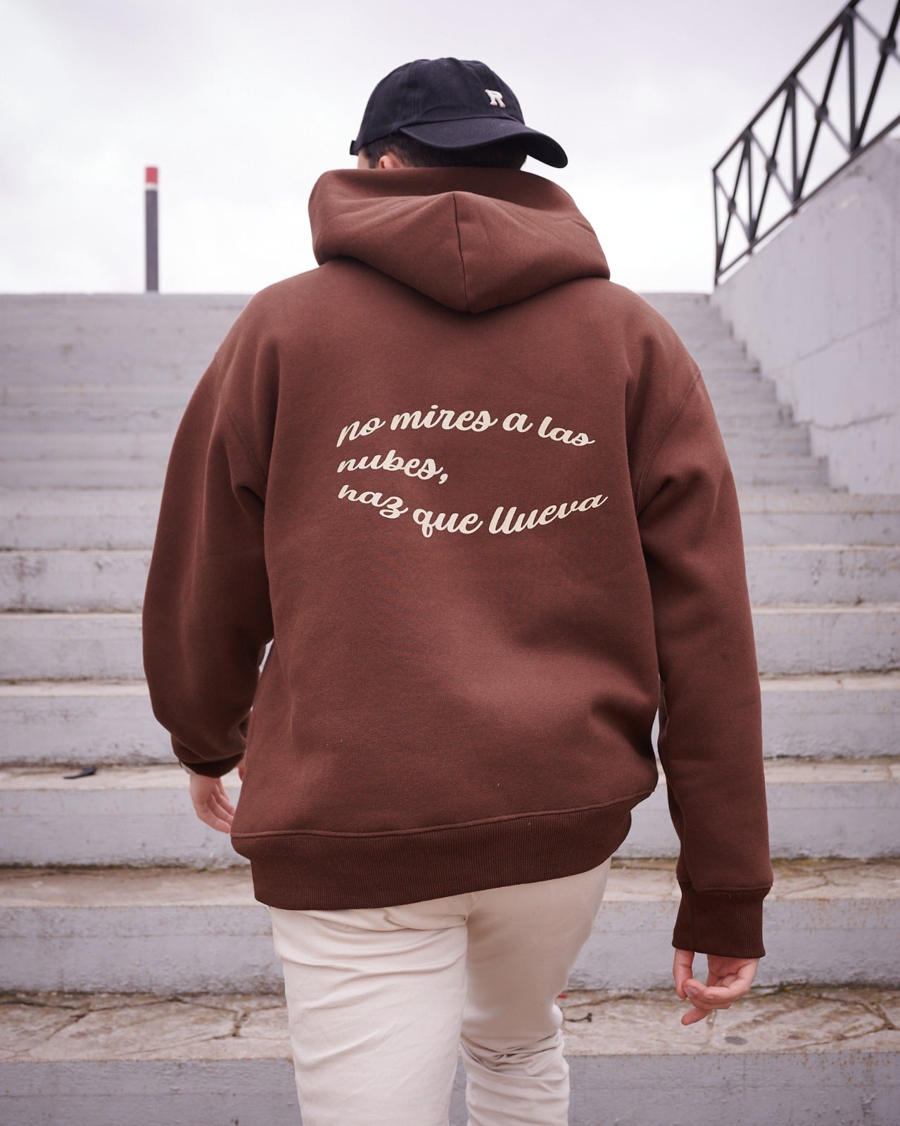 Hoodie Marrón - Nubes